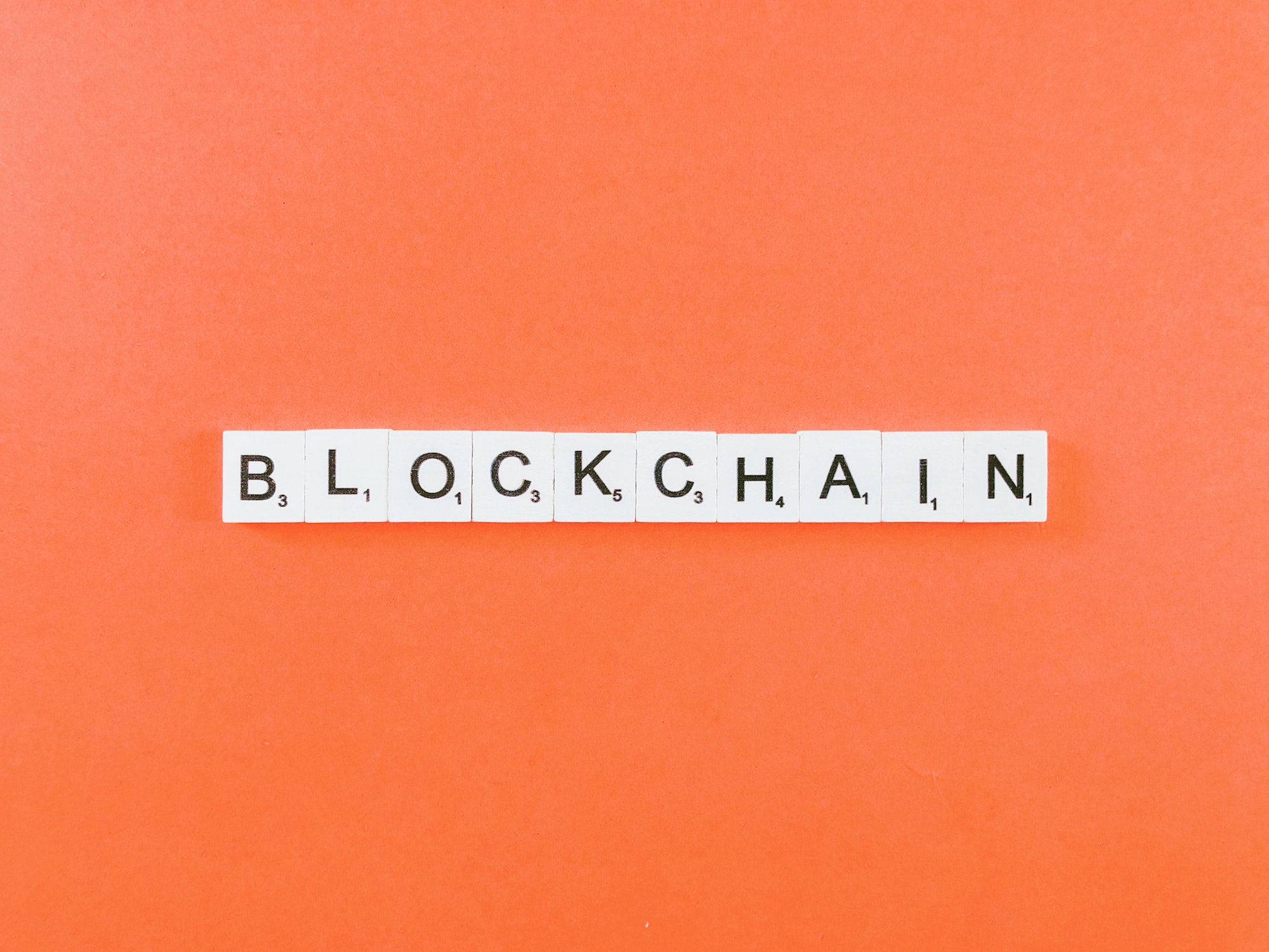 Comment la blockchain transforme-t-elle les services financiers et l’assurance