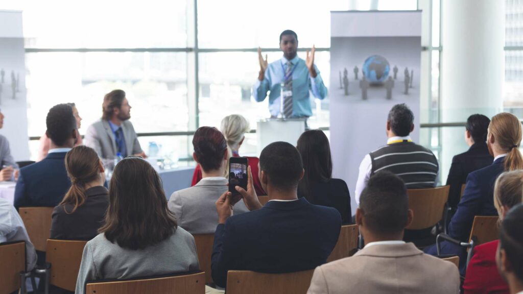 Un intervenant lors d'un séminaire d'entreprise